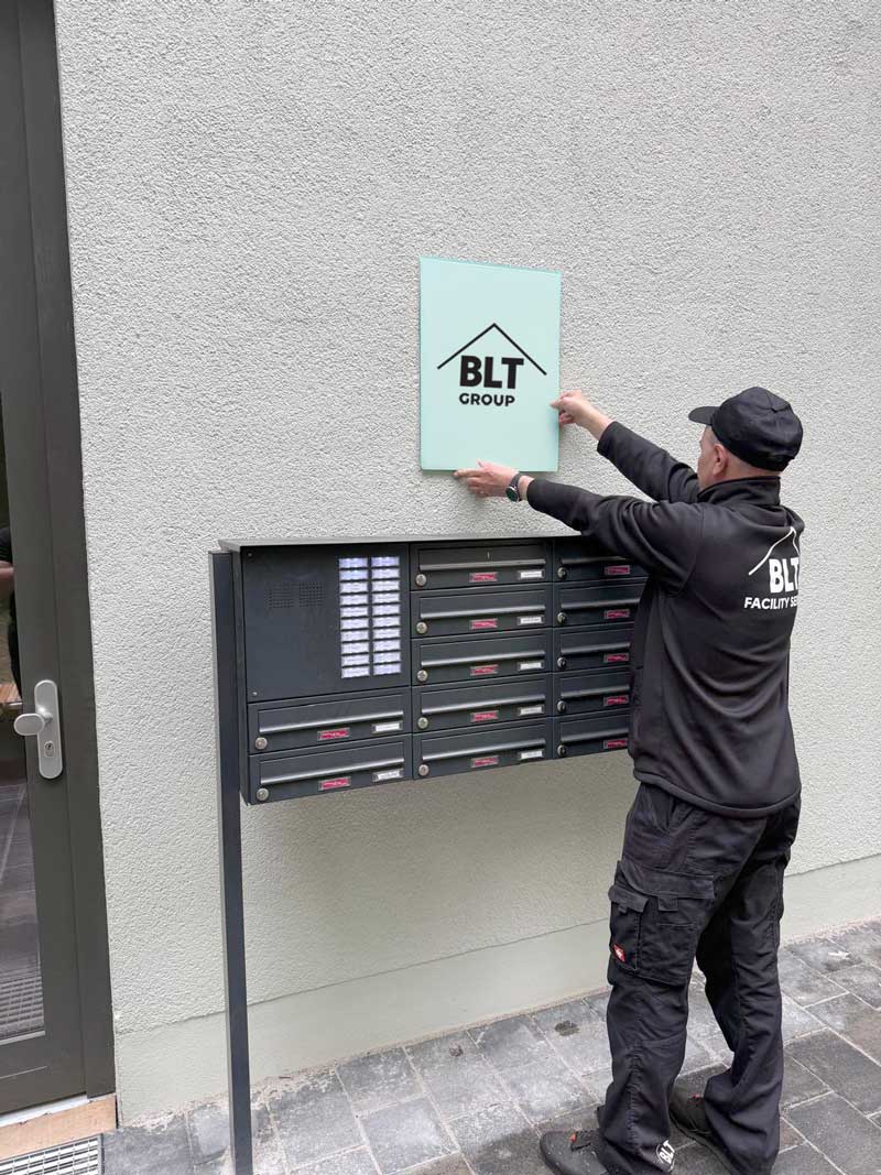 Hausmeister bei einer Objektkontrolle – Hausmeisterservice der BLT Facility Service